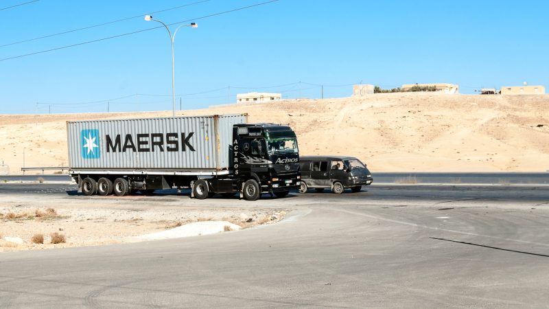 Ook Maersk en Rhenus sturen vrachtwagens door de Arabische woestijn