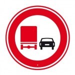 Verbod voor vrachtauto's om motorvoertuigen in te halen bord F03